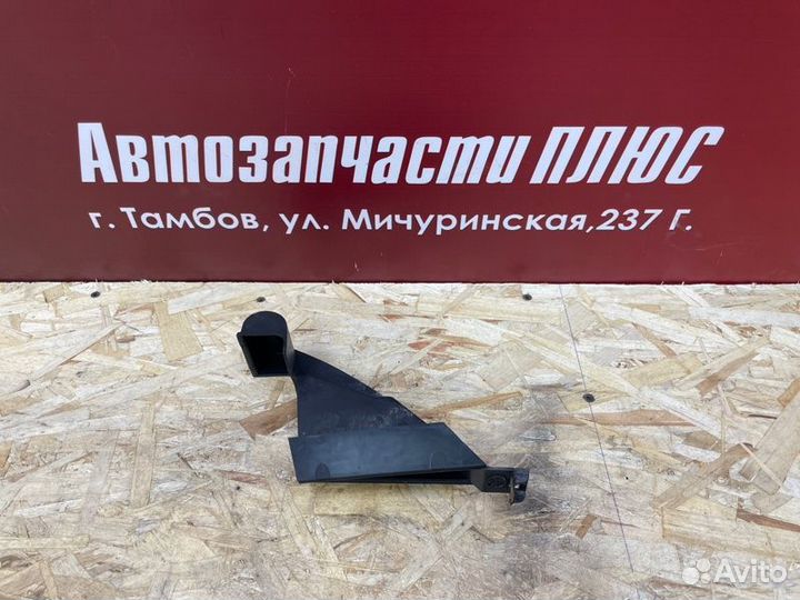 Дефлектор радиатора передний левый Renault Duster