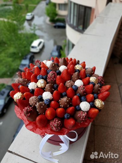Сладкий букет из клубники в шоколаде
