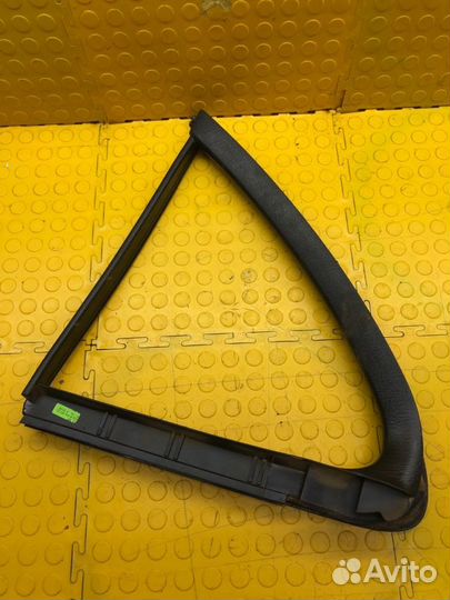 Уплотнительная резинка задняя правая Nissan Almera