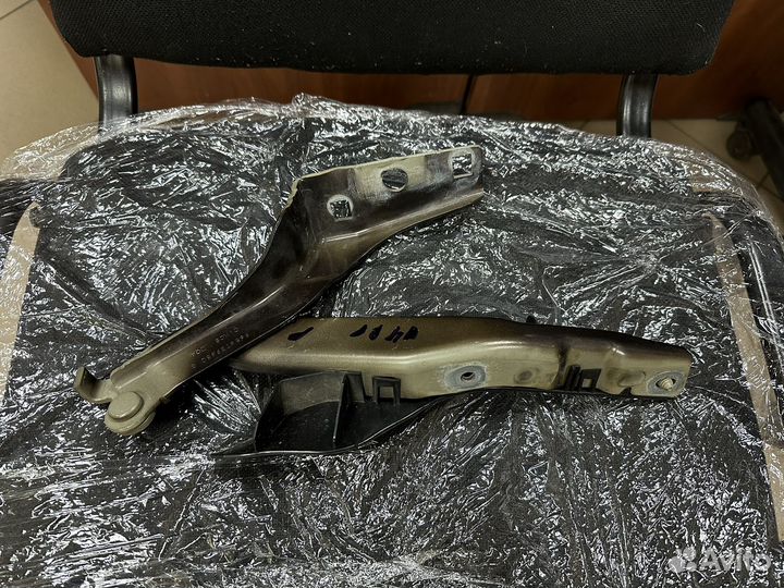 Петля капота левая Пежо 308 оригинал