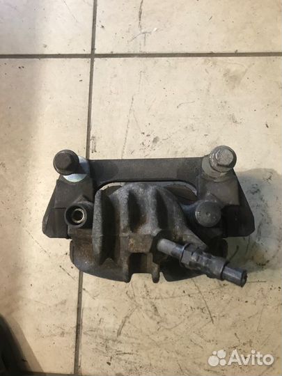 Суппорт передний левый Volvo S60