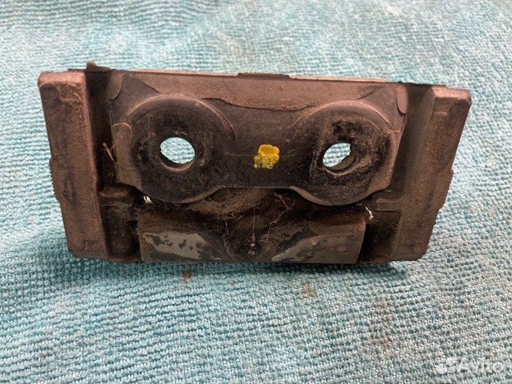 Петля замка капота задняя Mercedes-Benz M-Class