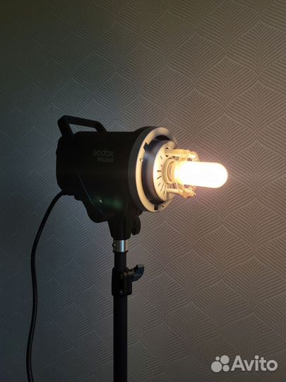 Вспышка Godox ms300 с рефлектором