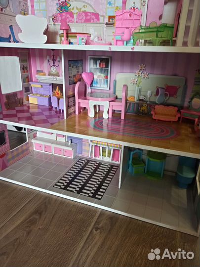 Большой кукольный домик