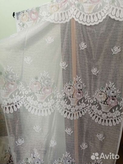 Тюль белый с нежным цветным рисунком