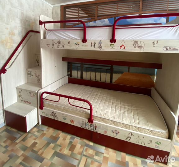 Двухярусная кровать с матрасами