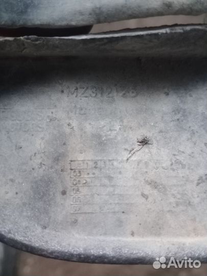 Брызговик передний левый Mitsubishi Carisma