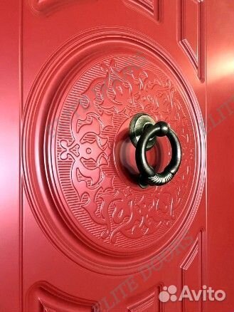 Красная входная металлическая дверь в дом