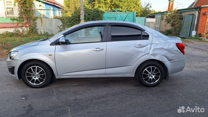 Chevrolet Aveo 1.6 МТ, 2014, битый, 110 000 км