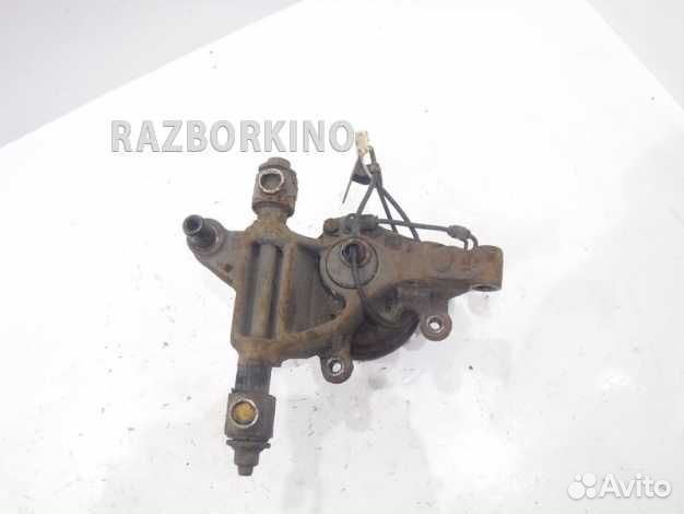 Кулак задний правый Мазда