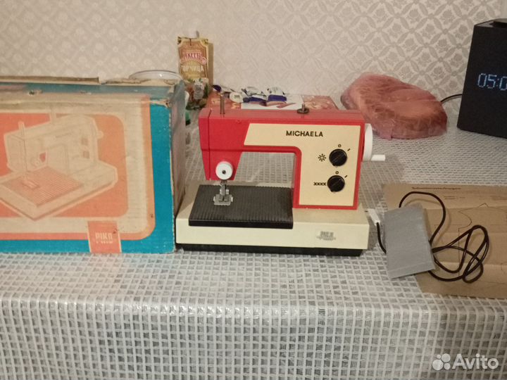 Детская игрушечная швейная машинка на батарейках