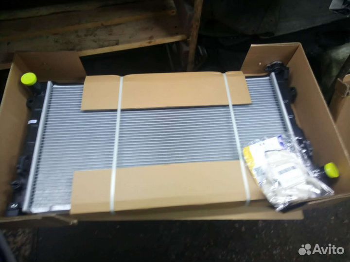 Радиатор охлаждения Dodge Caravan Крайслер