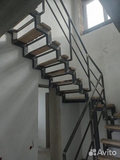 Изготовление металлического каркаса лестницы