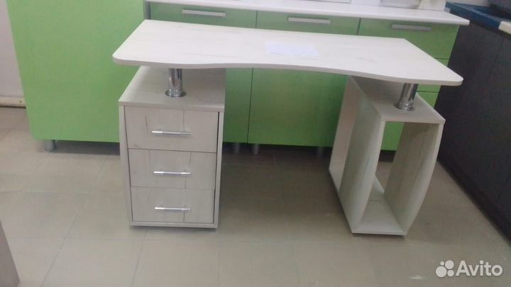 Маникюрный стол