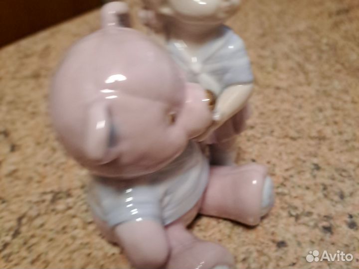 Статуэтка Павоне фарфор