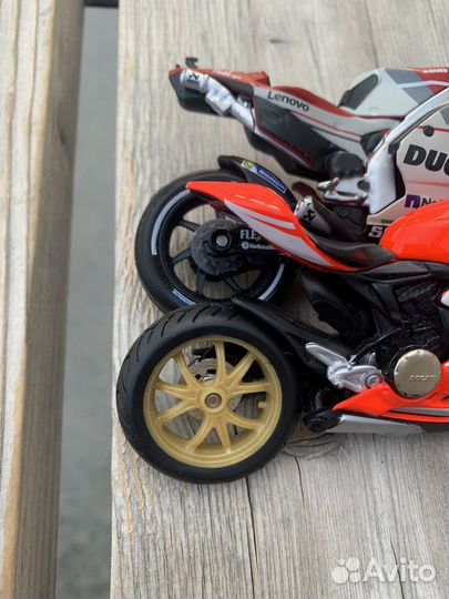 Две модели мотоцикла Ducati Burago