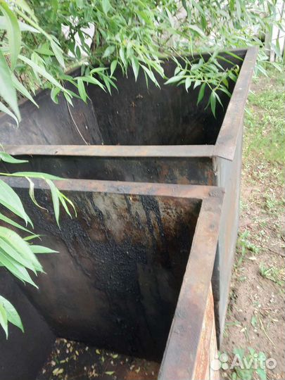 Мусорный бак металлический, с крышкой