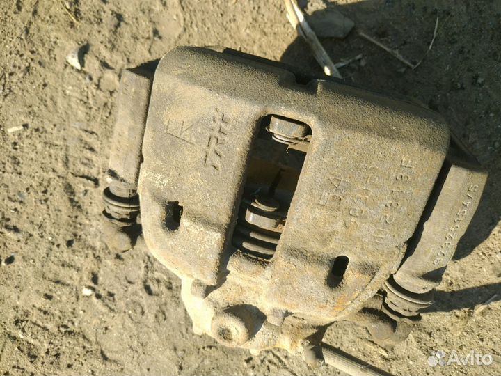 Передний суппорт Mitsubishi Colt 2006г