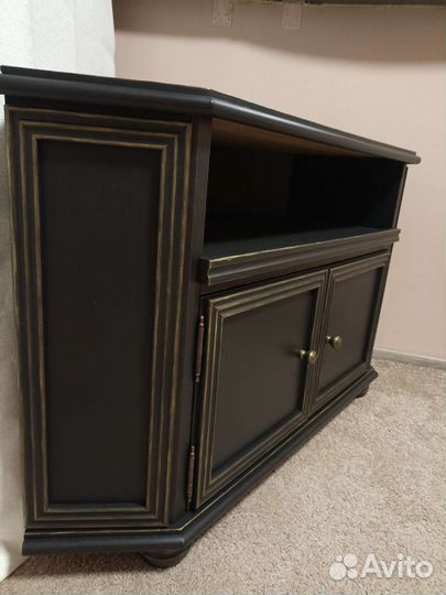 Продам угловую тумбу под телевизор