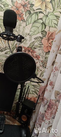 Студийный микрофон akg