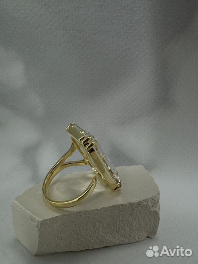 Кольцо с прозрачным кристаллом