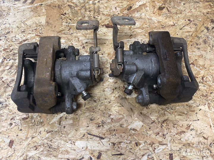 Суппорт задний правый Toyota Corolla E150