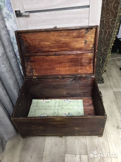 Сундук старинный