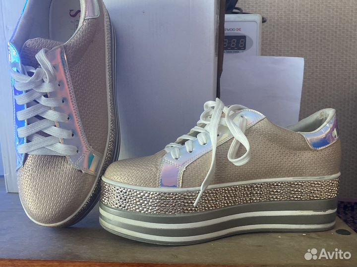 Кроссовки женские