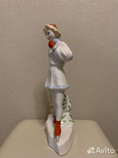 Фарфоровая статуэтка 