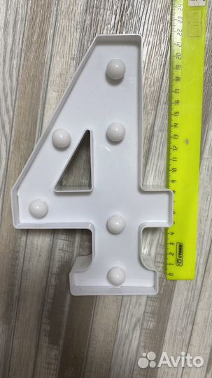 Цифра 4 с лампочками