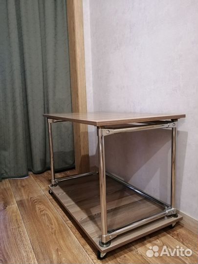 Столик на колёсиках