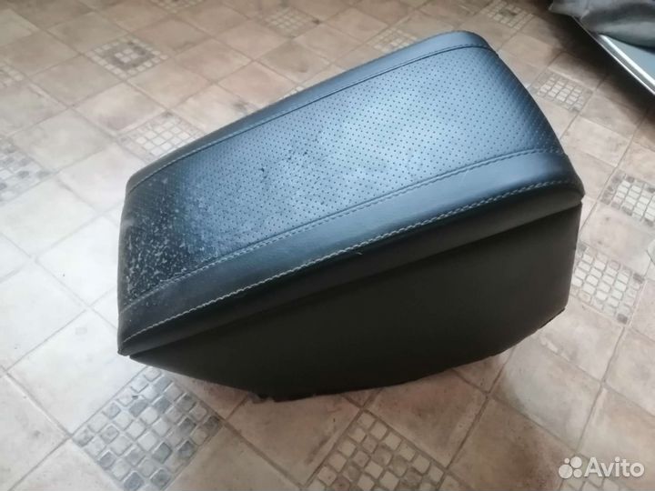 Подлокотник в автомобиль