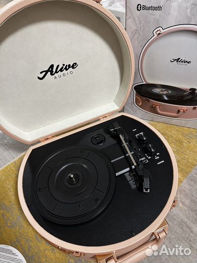 Виниловый проигрыватель новый на подарок