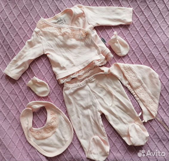 Комплект на выписку для девочки персикового цвета