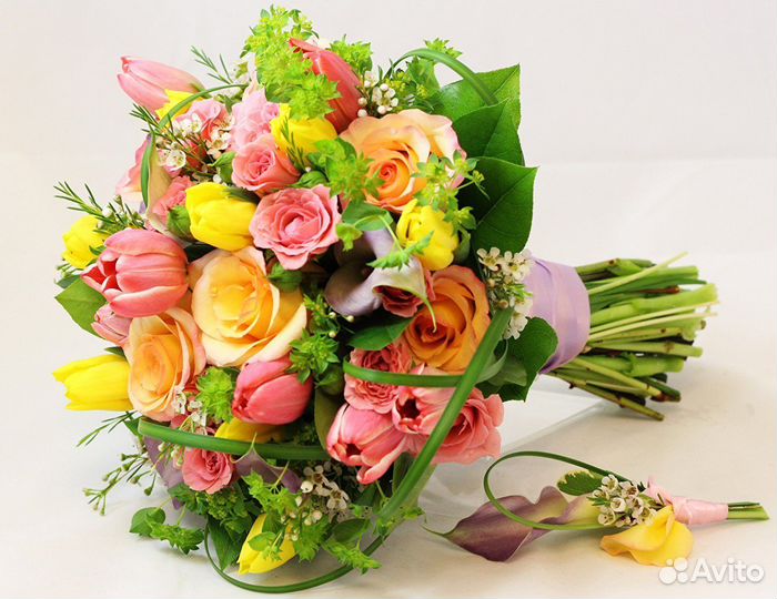 Цветы и букеты цветы в корзине