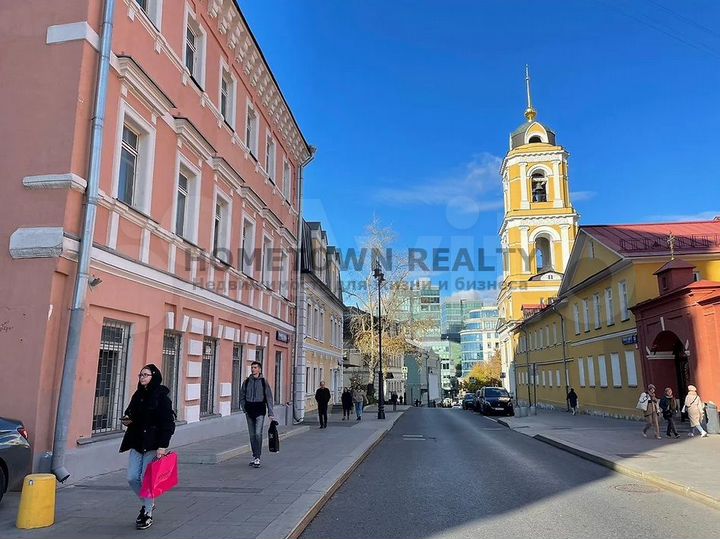 Здание 2 этажа и подвал с окнами - 706 м²