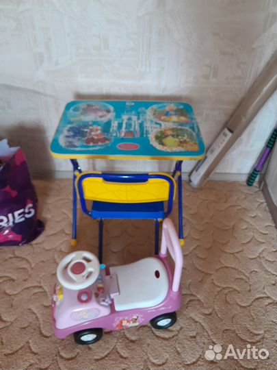 Продам набор стол детский и машинка за все 1000