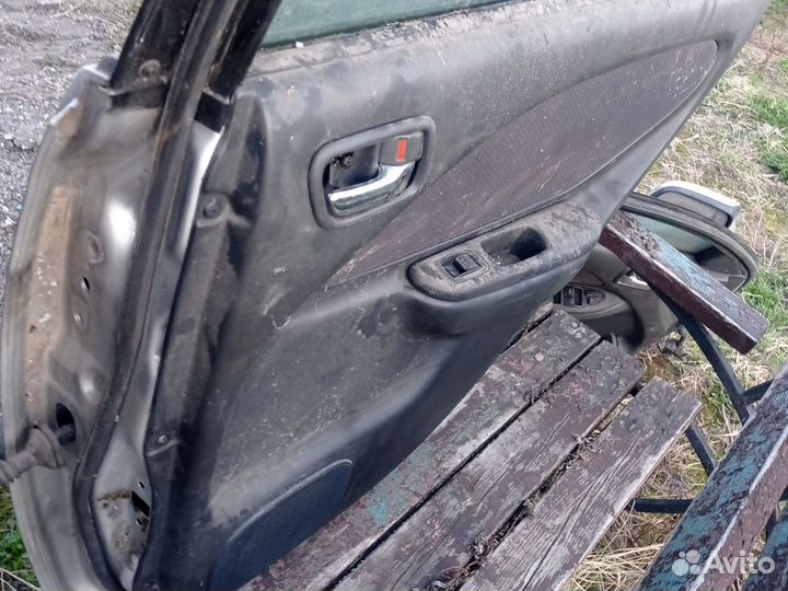 Авенсис 2000г дверь правая задняя