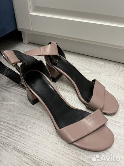 Босоножки на каблуке