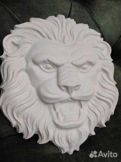 Большой барельеф из гипса лев
