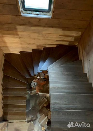 Лестница на металлокаркасе закрытого типа