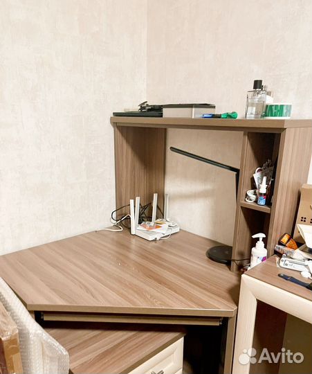 Угловой компьютерный стол с полкой