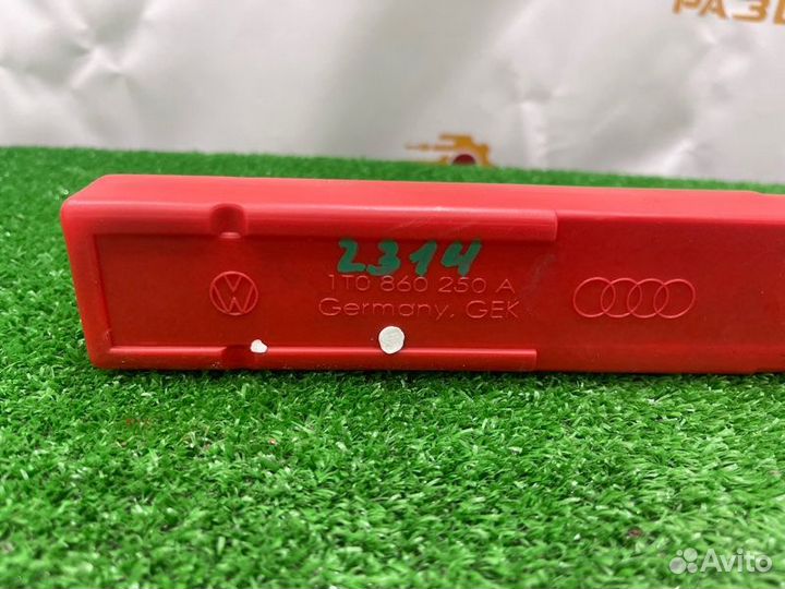 Знак аварийной остановки Volkswagen Passat B8 CZE