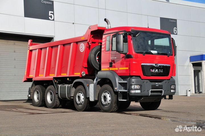 Водитель самосвала MAN TGS