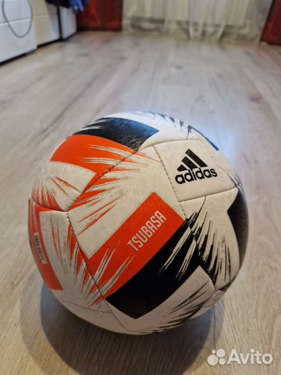Футбольный мяч adidas