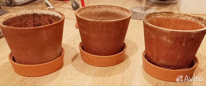 Горшки глинянные большие и стеклянные