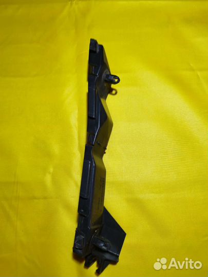 Правое крепление бампера Toyota Avensis T250