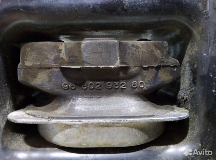 Подушка двигателя левая Peugeot 207