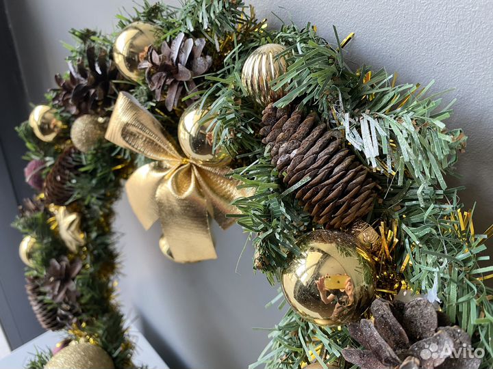 Венок новогодний из шишек и елочных шариков