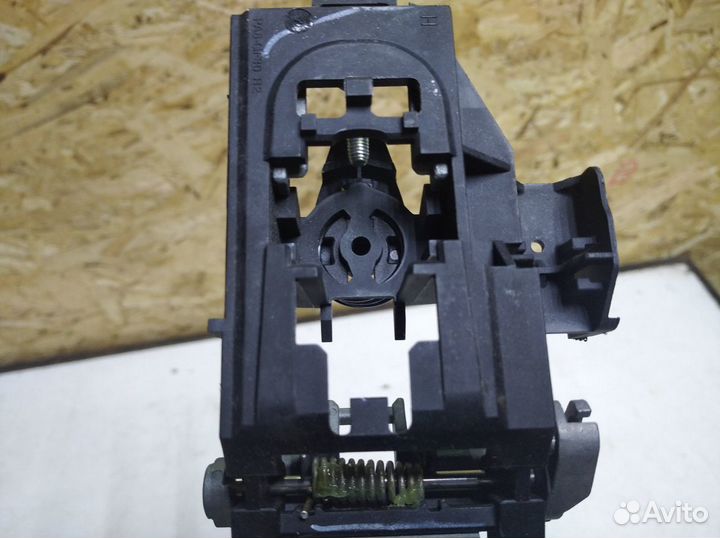 Кронштейн наружной ручки Ford Focus 2 2005-2011